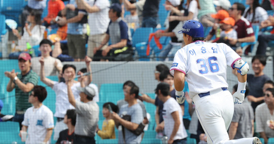 14일 오후 대구삼성라이온즈파크에서 열린 '2016 타이어뱅크 KBO리그' 한화 이글스와 삼성 라이온즈의 경기. 2회말 무사 상황에 타석에 들어선 삼성 이승엽이 한일통산 600홈런을 친 후 그라운드를 돌고 있다. 사진=연합뉴스